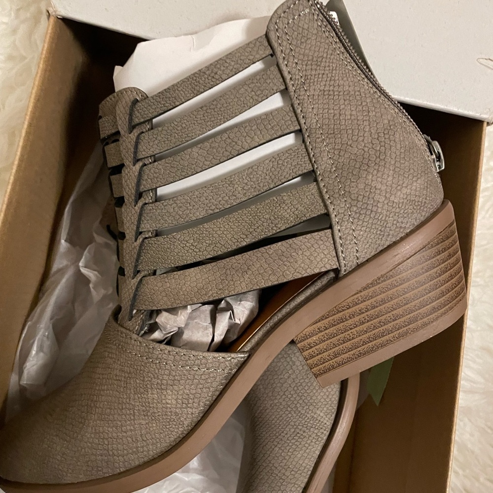 Taupe brand new booties. Size 9 bought from Maurice’s and never worn.